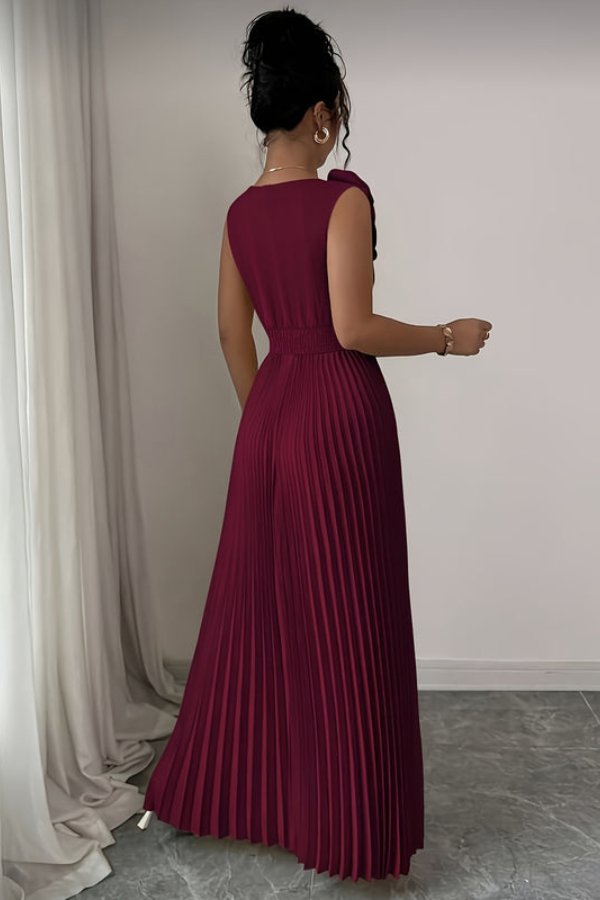Victoria | Plissiertes Maxikleid mit Blumenapplikation